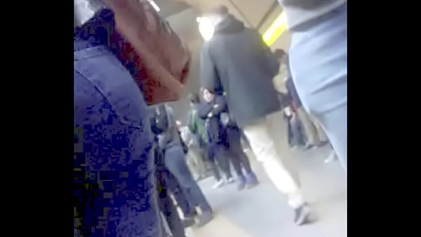 Rica culona en el subte linea H 