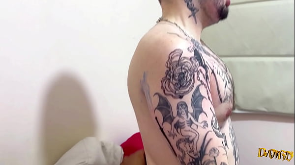 O cara n&atilde;o parava de me olhar no bar, fiz sinal pra ele me seguir e ele me comeu no motel (COMPLETO NO RED) 