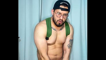 Macho Pajero Sacando Leche thumbnail