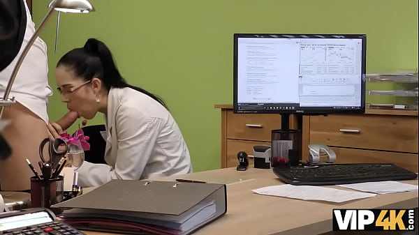 VIP4K. Un étranger, qui travaille_dans un bureau de prêt, satisfait une fille pourle sexe