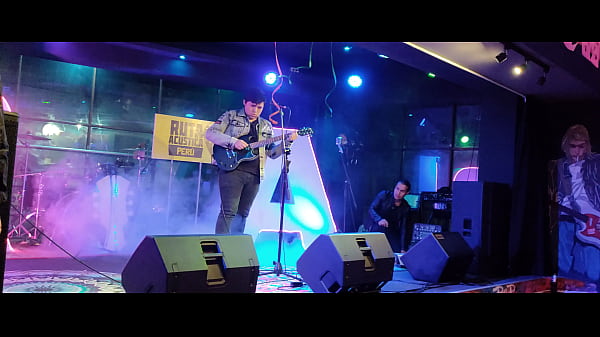 Partiendo el escenario con el tema de corazon de obsidiana 