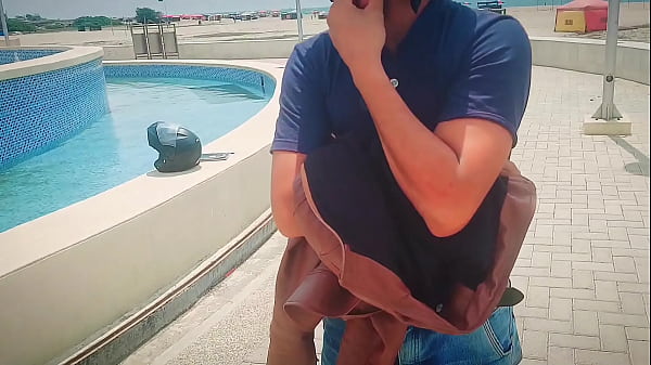 Play MP4 - SEXY MILF de Gran CULO OFRECE DINERO EN LA CALLE POR SEXO - Sexo Por Dinero&period;