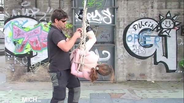 Nackte Sklavin gefesselt im_Hängebondage und mitSeilen