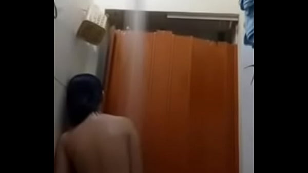 Em gái nứng_lồn trong lúc tắm