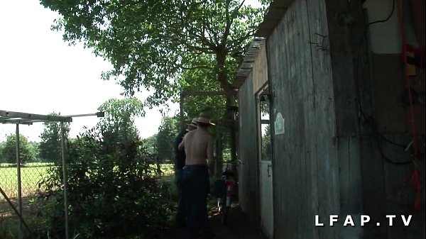 Play MP4 - Jolie petite cochonne aux gros seins et au gros cul prise dans un trio avec papy