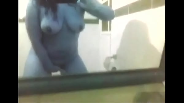 tocandome en el ba&ntilde_o