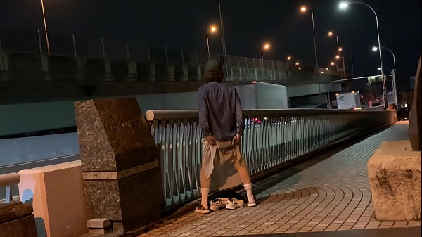 女装まゆが橋の上で全裸露出 