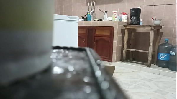 Gordita lavando los trastes 