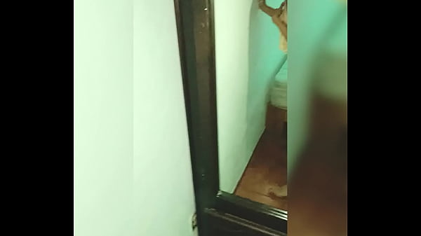 Play MP4 - ESPIANDO a mi P Sali&eacute;ndose de BA&Ntilde;AR&excl; Se Estaba VISTIENDO&excl; Fui a la CASA de mis T&Iacute;OS y Cuando Sub&iacute; al CUARTO de mi PRIMA se ESTABA VISTIENDO y PAS&Oacute; ESTO&excl; Mexicanas Calientes&excl; Video Casero&excl; Parte &num;2