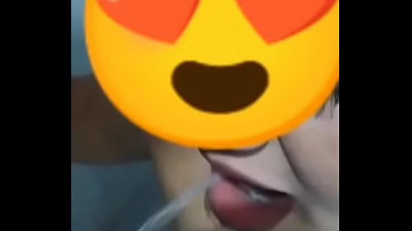 Ela pediu para ser mijada e o chefe n&atilde;o perdoou a garganta dela 