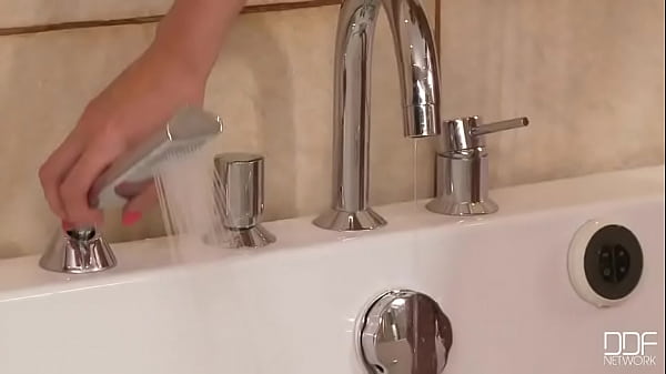 Nonton Rinsing Her Pretty Package! thumbnail