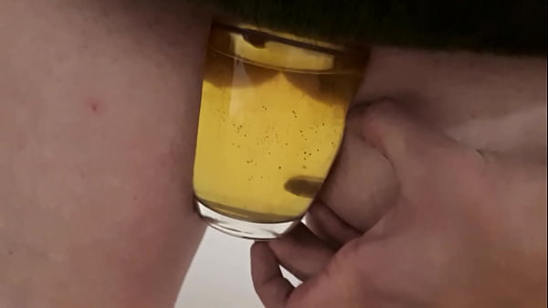Pisse tasse randvoll
