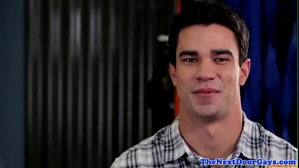 Amateur stud tugging his fat dick in the gym 