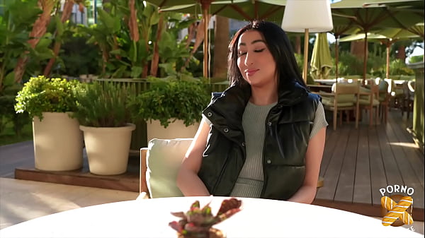 Play MP4 - Didi&comma; la belle brune avec deux grosses queues &excl;