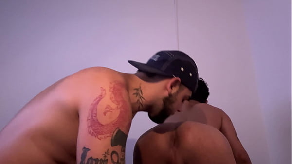 Play MP4 - Meu vizinho viu eu batendo uma pela janela e tocou o interfone para mamar