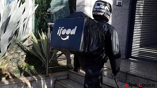 Motoqueiro Vai Fazer Entrega E Bate Punheta No Banheiro Da Desconhecida thumbnail