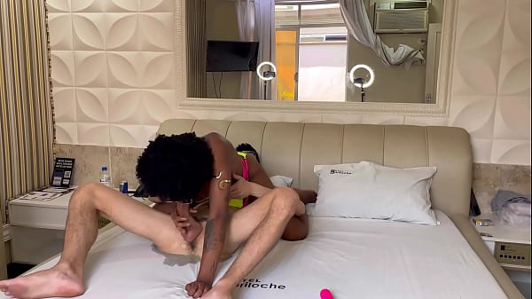 Essa_Ebony peluda chupou tanto que me molhou_todo pela primeira vez_no motel