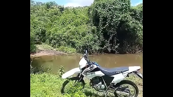 Play MP4 - Eu e meu amigo J&uacute;lio&comma; formos para o sitio e  pegamos o filho do caseiro