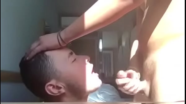 Leitada gostosa na cara do puto. 