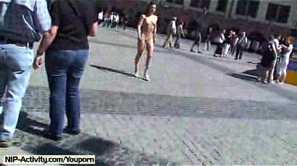 Naked babe has fun in streets 