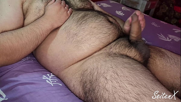 Play MP4 - Hombre peludo y gordito se masturba hasta acabar rico