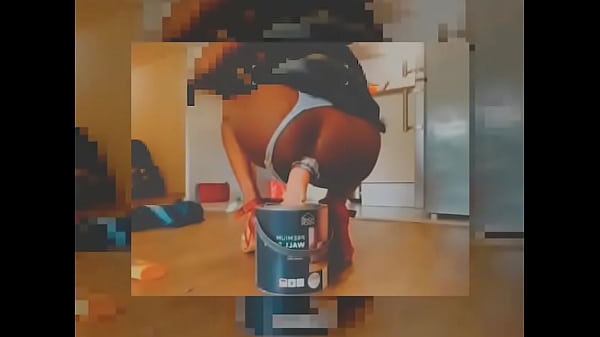 Pot de peinture plein d'_id&eacute_es