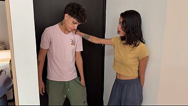 Mi vecina es muy cachonda y me busca para que me la coja duro delante de su cornudo marido 