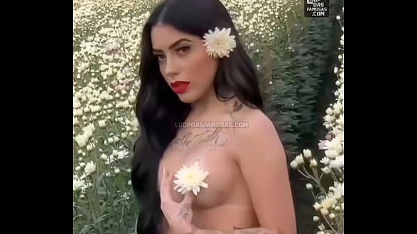 Nonton Mc Mirella Mostra Os Seios Em Para &aacute;lbum De Fotos thumbnail