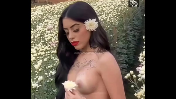 Mc mirella mostra os seios em para &aacute;lbum de fotos 