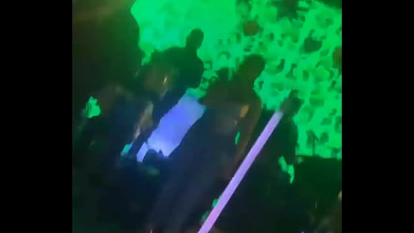 Se le salen las tetas a epa Colombia