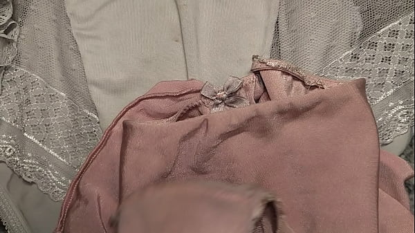 Play MP4 - No pude evitar jalarmela con los panties usados de mi novia