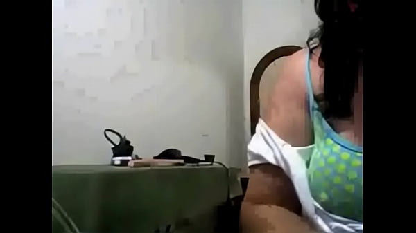 se&ntilde;ora ense&ntilde;a la teta por la cam 