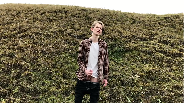 Play MP4 - Horny BOY with HUGE DICK &lpar;23cm&rpar; Jerking OFF OUTDOOR IN THE COLD WEATHER