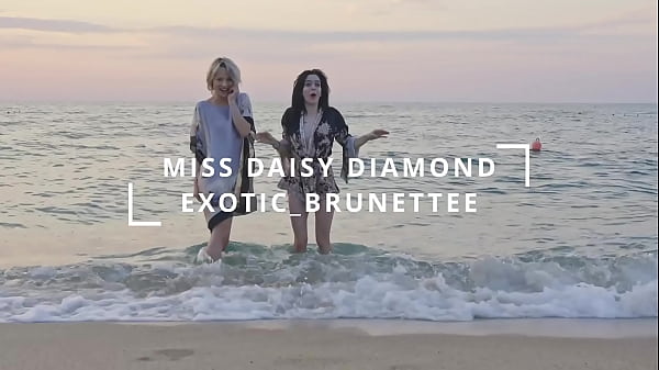 Outdoor sexi bobbies swimming in the sea 4k 