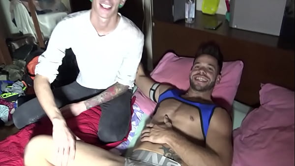 Jeune Mec Bien Bais&eacute; Par Un Beau Mec Muscle thumbnail