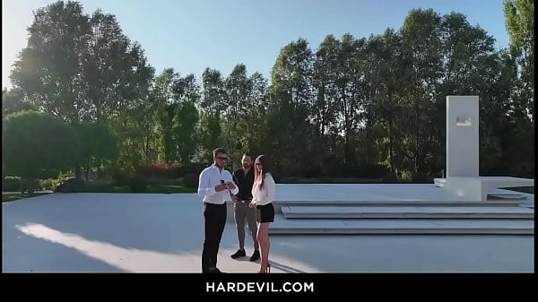 Nonton Princess Alice Meets Sleek Studs Francis X And Lorenzo Viota Outdoors At An Office Complex thumbnail