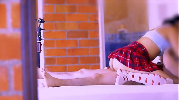 El amigo con su cuerpofuerte_y su presencia dominantellenabael apartamento_de una energía_intensa_y excitante cadavez quese veían