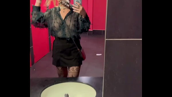 Nonton Petit Pipi Puis J'arrive Dans La Salle thumbnail