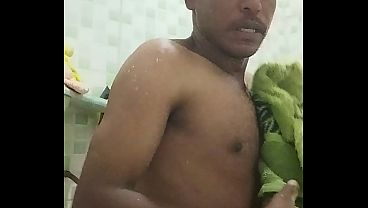 No banheiro em sua casa de manh&atilde; 