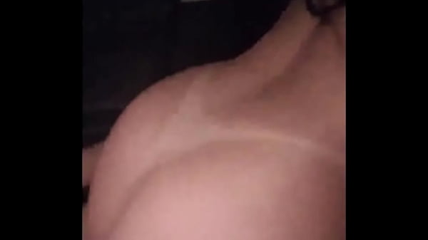 Casada safada pega carona com pauzudo que fode ela todinha e pagou com leitinho na boca