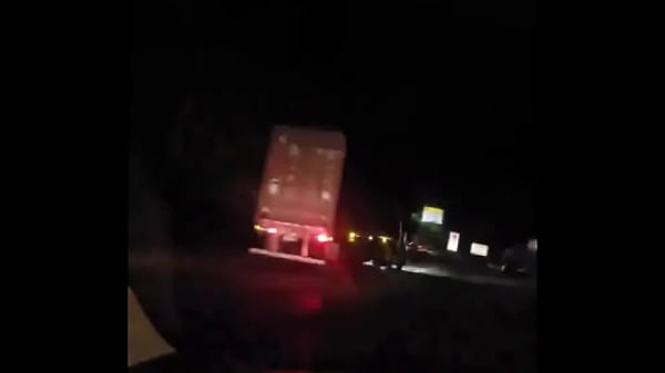 Casada safada pega carona com pauzudo que fode ela todinha e pagou com leitinho na boca