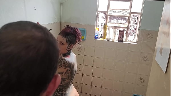 Nonton Fodendo Minha Meia-irma No Banho thumbnail