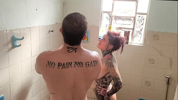 Play MP4 - fodendo minha meia-irma no banho