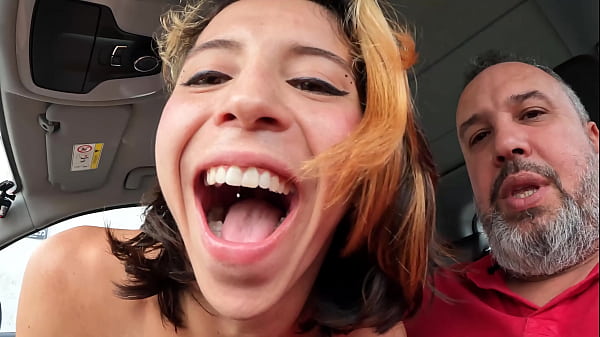 Garota sulamericana faz boquete no meio da rua - Cel Baez 