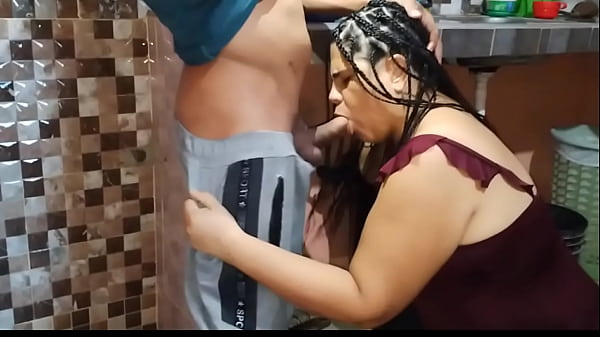 Play MP4 - A mi padrastro asqueroso le encanta ver mi gran culo y termina d&aacute;ndome una rica cogida con su gran polla mientras mi mam&aacute; trabaja