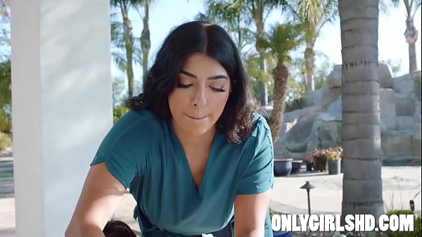 Play MP4 - Indian Masseuse Seduces hot Babe