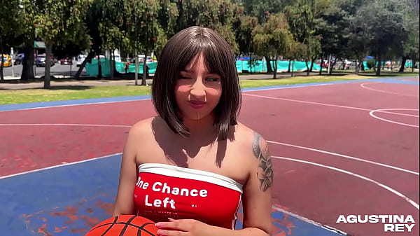 Conoci a una hermosa culona en el parque y luego de jugar fuimos a mi casa a follarme su ojete y me corri en su co&ntilde;o 