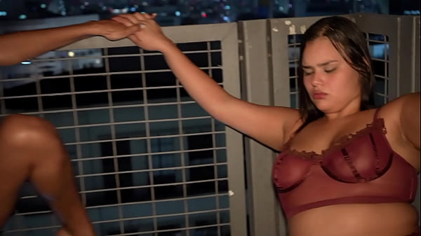 Duas Amigas E Dois Amigos Transando E No Final Uma Chuva Dourada ! thumbnail