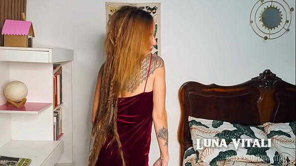 Play MP4 - JOI - Sua Latina tatuada chegou em casa cheia de tes&atilde;o - "O que voc&ecirc; vai fazer comigo&quest;"