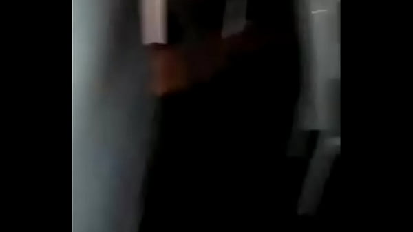 Nalgona hablando por tel&eacute_fono con su madre